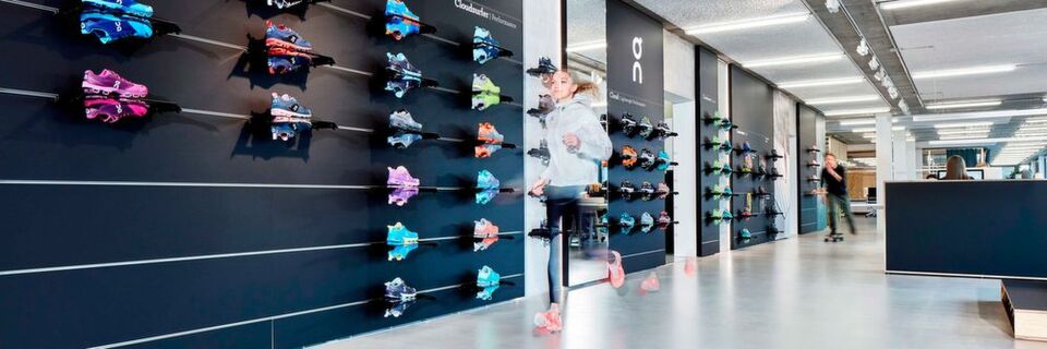 Wann kommt welcher Schuh wo an? Mit Osca hat die Schweizer On AG den Markt für Laufschuhe aufgemischt. Wann kommt welcher Schuh wo an? Mit Osca hat die Schweizer On AG den Markt für Laufschuhe aufgemischt.