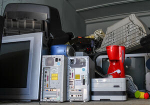Welche Änderungen treten mit ElektroG2 in Kraft?: Durch die Neuregelung zu Elektronikschrott-Recycling nach Open Scope werden Verkäufer von Elektronikgeräten stärker in Rücknahmepflicht genommen. (Bild: Elektrogeräte werden auf dem Recyclinghof der Berliner Stadtreinigung in einem Container gesammelt.) Welche Änderungen treten mit ElektroG2 in Kraft?: Durch die Neuregelung zu Elektronikschrott-Recycling nach Open Scope werden Verkäufer von Elektronikgeräten stärker in Rücknahmepflicht genommen. (Bild: Elektrogeräte werden auf dem Recyclinghof der Berliner Stadtreinigung in einem Container gesammelt.)