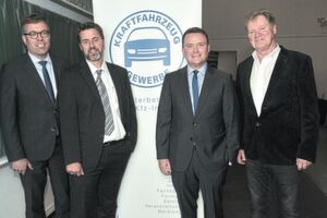 Zeigen die Fakten auf: (v.li.) Jan-Nikolas Sontag (Kfz-Gewerbe Schleswig-Holstein), Henning Middelmann (Twintec), Simon Peter (ADAC) und Hans W. Hansen (Kfz-Innung Kiel-Neumünster). Zeigen die Fakten auf: (v.li.) Jan-Nikolas Sontag (Kfz-Gewerbe Schleswig-Holstein), Henning Middelmann (Twintec), Simon Peter (ADAC) und Hans W. Hansen (Kfz-Innung Kiel-Neumünster).