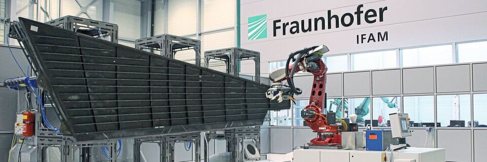 Im Forschungsprojekt "Prozesssichere hochproduktive Präzisionszerspanung von CFKGroßstrukturen" (ProsihP II) entwickelte das Fraunhofer IFAM in einem interdisziplinären Projektkonsortium aus Industrie und Forschung einen mobilen CNC-Bearbeitungsroboter. Im Forschungsprojekt "Prozesssichere hochproduktive Präzisionszerspanung von CFKGroßstrukturen" (ProsihP II) entwickelte das Fraunhofer IFAM in einem interdisziplinären Projektkonsortium aus Industrie und Forschung einen mobilen CNC-Bearbeitungsroboter.