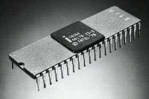 Der Intel 8086 erschien am 8. Juni 1978 auf dem Markt. Er war einer der ersten erhältlichen 16-Bit-Prozessoren – und war der erste in einer Reihe von vorwärtskompatiblen Chips, die dieselbe Architektur verwenden würden. Bis heute erscheinen Prozessoren, deren Befehlssatzarchitektur grundsätzlich mit der des Ur-x86 kompatibel ist - ob nun auf dem Desktop-, Server-, Industrie-PC- oder Embedded-Markt. Der Intel 8086 erschien am 8. Juni 1978 auf dem Markt. Er war einer der ersten erhältlichen 16-Bit-Prozessoren – und war der erste in einer Reihe von vorwärtskompatiblen Chips, die dieselbe Architektur verwenden würden. Bis heute erscheinen Prozessoren, deren Befehlssatzarchitektur grundsätzlich mit der des Ur-x86 kompatibel ist - ob nun auf dem Desktop-, Server-, Industrie-PC- oder Embedded-Markt.