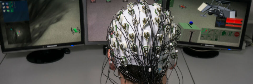Das DFKI hat ein Brain-Reading-System entwickelt, mit dem sich Roboter auf Basis der Gehirnaktivitäten intuitiv und effektiv steuern lassen. Das DFKI hat ein Brain-Reading-System entwickelt, mit dem sich Roboter auf Basis der Gehirnaktivitäten intuitiv und effektiv steuern lassen.