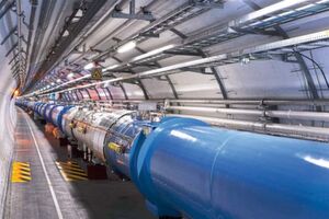 Die maßgebliche Komponente des LHC ist ein Synchrotron in einem 26,7 Kilometer langen unterirdischen Ringtunnel, in dem Protonen oder Blei-Kerne gegenläufig auf nahezu Lichtgeschwindigkeit beschleunigt und zur Kollision gebracht werden. Die maßgebliche Komponente des LHC ist ein Synchrotron in einem 26,7 Kilometer langen unterirdischen Ringtunnel, in dem Protonen oder Blei-Kerne gegenläufig auf nahezu Lichtgeschwindigkeit beschleunigt und zur Kollision gebracht werden.