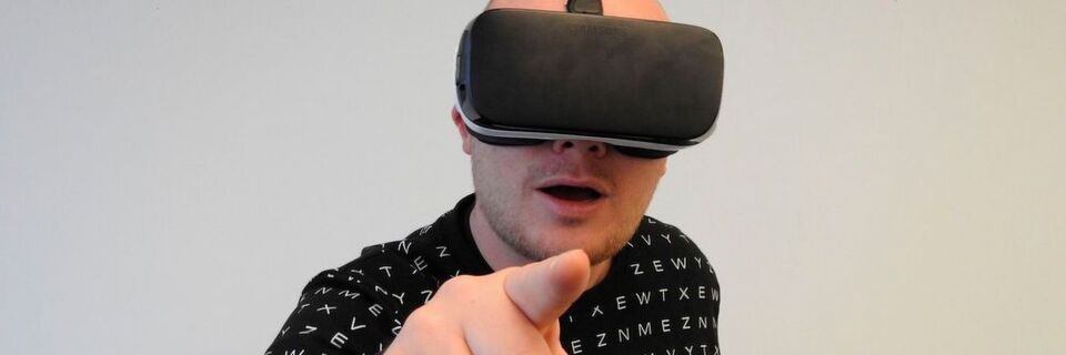 Laut einer Befragung des Bitkom unter 1000 Bundesbürgern über 14 Jahren haben 19 Prozent schon einmal eine VR-Brille ausprobiert. Laut einer Befragung des Bitkom unter 1000 Bundesbürgern über 14 Jahren haben 19 Prozent schon einmal eine VR-Brille ausprobiert.