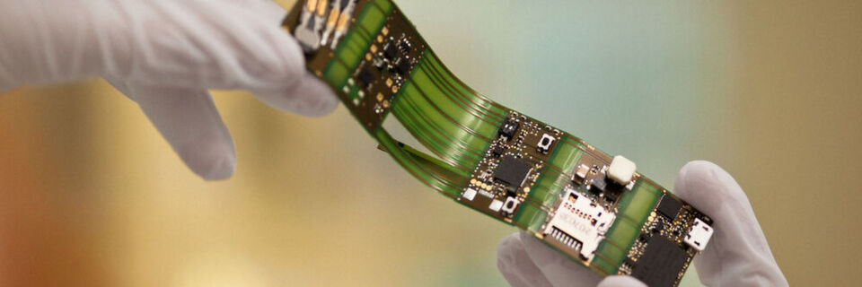 Beispielansicht eines form-angepassten Elektroniklayouts im Armband Beispielansicht eines form-angepassten Elektroniklayouts im Armband