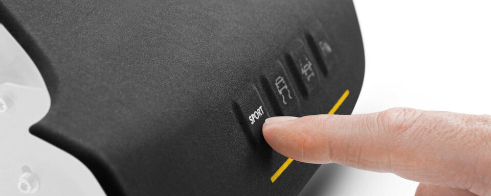 Ein Fingerdruck reicht: Die Funktionen im automobilen Innenraum werden erst bei Berührung der Oberfläche sichtbar. Ein Fingerdruck reicht: Die Funktionen im automobilen Innenraum werden erst bei Berührung der Oberfläche sichtbar.
