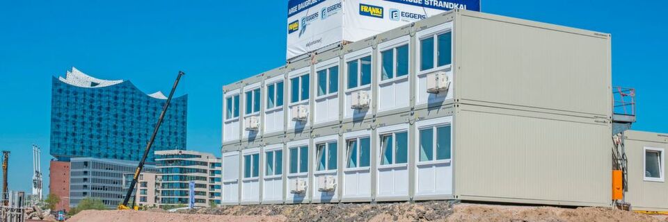 Vor der Kulisse der „Elphi“ unterstützt ELA Container bei der Erschließung eines Wohngrundstücks in der Hamburger Hafencity, Europas größter Baustelle. Vor der Kulisse der „Elphi“ unterstützt ELA Container bei der Erschließung eines Wohngrundstücks in der Hamburger Hafencity, Europas größter Baustelle.