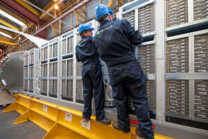 Spencer Fowers (links), der leitende technischer Mitarbeiter der Microsoft-Forschungsgruppe für Spezialprojekte, und Eric Peterson, ein Microsoft-Maschineningenieur, prüfen noch in Frankreich die zwölf Racks für das Datacenter-U-Boot. Spencer Fowers (links), der leitende technischer Mitarbeiter der Microsoft-Forschungsgruppe für Spezialprojekte, und Eric Peterson, ein Microsoft-Maschineningenieur, prüfen noch in Frankreich die zwölf Racks für das Datacenter-U-Boot.