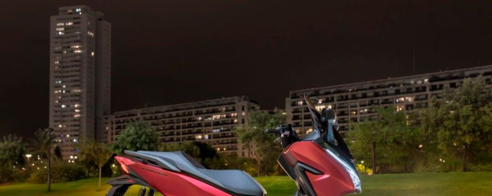 Dank dezenter Änderungen im Design wirkt der Forza 125 moderner und schicker als bisher. Dank dezenter Änderungen im Design wirkt der Forza 125 moderner und schicker als bisher.