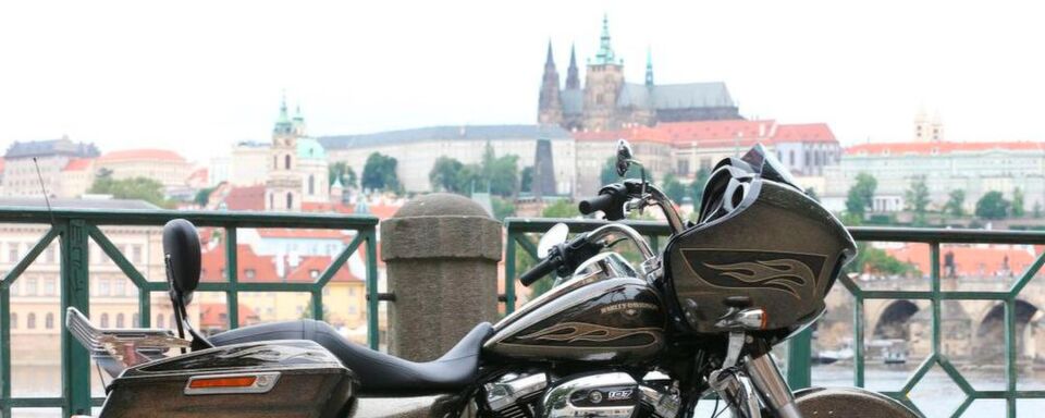 Im Zeichen des Hradschin: Harley-Davidson feiert sein Jubiläum in der tschechischen Hauptstadt. Im Zeichen des Hradschin: Harley-Davidson feiert sein Jubiläum in der tschechischen Hauptstadt.