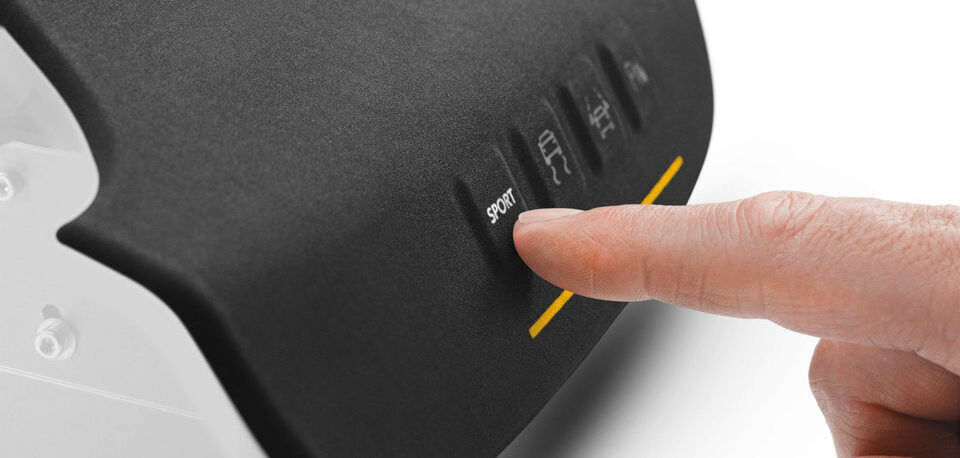 Erst wenn die Hand sich nähert, werden diese Schalter sichtbar. Erst wenn die Hand sich nähert, werden diese Schalter sichtbar.