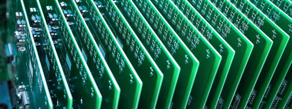 Immer mehr Daten ... Doch die Speicher und Netzwerkkomponenten ziehen nicht den meisten Strom im Rechenzentrum. Das Problem sind etwa die CPUs, die trotz Server-Virtualisierung nur zu einem geringen Teil ausgelastet sind. Immer mehr Daten ... Doch die Speicher und Netzwerkkomponenten ziehen nicht den meisten Strom im Rechenzentrum. Das Problem sind etwa die CPUs, die trotz Server-Virtualisierung nur zu einem geringen Teil ausgelastet sind.