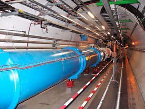 Tunnel des Grossen Hadronen-Speicherrings (LHC) mit all den Magneten und Instumenten Tunnel des Grossen Hadronen-Speicherrings (LHC) mit all den Magneten und Instumenten