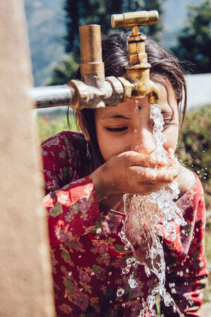 Der Zugang zu sauberem Trinkwasser ist nicht überall selbstverständlich. Viva con Agua setzt sich international für einen menschenwürdigen Zugang zu Trinkwasser und sanitärer Grundversorgung ein. Der Zugang zu sauberem Trinkwasser ist nicht überall selbstverständlich. Viva con Agua setzt sich international für einen menschenwürdigen Zugang zu Trinkwasser und sanitärer Grundversorgung ein.