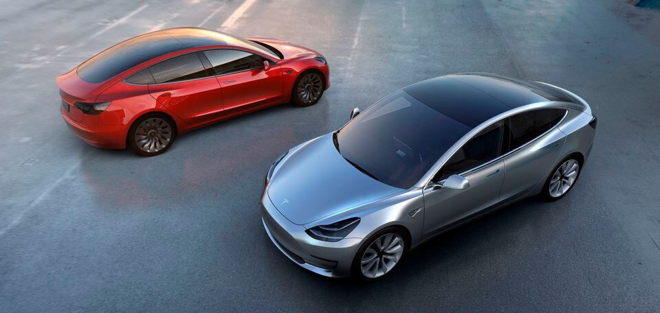 Um kein Tesla-Modell ranken sich mehr Mythen, um keines gibt es solch hitzige Diskussionen wie um das Model 3. Um kein Tesla-Modell ranken sich mehr Mythen, um keines gibt es solch hitzige Diskussionen wie um das Model 3.