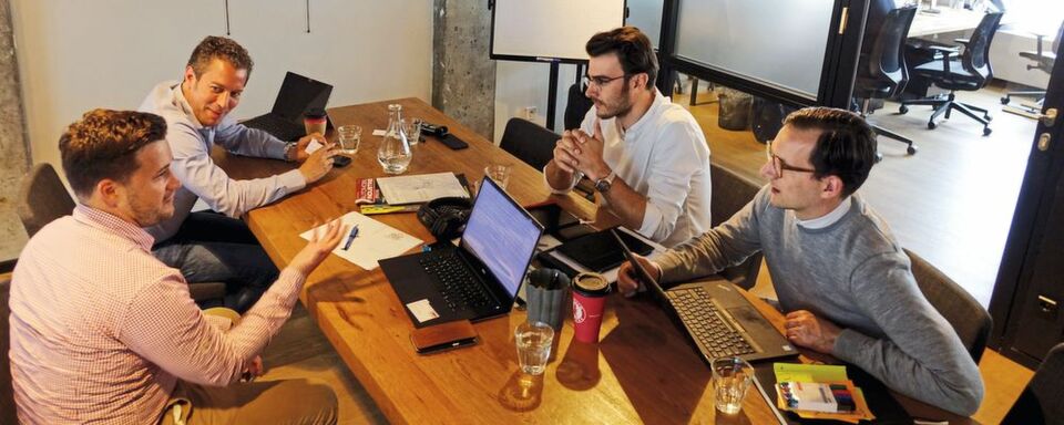 Hendrik Stange (li.) ist Data Scientist und einer der klugen Köpfe, die das Berylls-Team dabei unterstützen, aus großen Datenmengen nutzbringende Anwendungen zu entwickeln. Hendrik Stange (li.) ist Data Scientist und einer der klugen Köpfe, die das Berylls-Team dabei unterstützen, aus großen Datenmengen nutzbringende Anwendungen zu entwickeln.