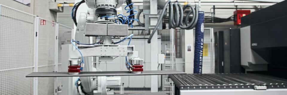 Dank der Kameratechnik findet der Pick-and-Place-Roboter die Werkstücke ohne Teachen und legt sie in die Richtmaschine ein. Dank der Kameratechnik findet der Pick-and-Place-Roboter die Werkstücke ohne Teachen und legt sie in die Richtmaschine ein.