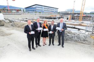 De gauche à droite: Serge Dal Busco – Conseiller d’Etat, Département des Infrastructures, Peter Lehmann – CEO, Swiss Prime Site Immobilien AG, Fabienne Monbaron – Maire de la Commune de Plan-les-Ouates, Yves Cretegny – Directeur général, Fondation pour les terrains industriels de Genève, Thierry Lander – Directeur de la division Buildings Ouest, Implenia Suisse SA. De gauche à droite: Serge Dal Busco – Conseiller d’Etat, Département des Infrastructures, Peter Lehmann – CEO, Swiss Prime Site Immobilien AG, Fabienne Monbaron – Maire de la Commune de Plan-les-Ouates, Yves Cretegny – Directeur général, Fondation pour les terrains industriels de Genève, Thierry Lander – Directeur de la division Buildings Ouest, Implenia Suisse SA.