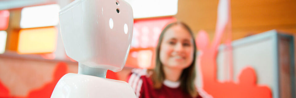 Der Telepräsenz-Avatar AV1 des norwegischen Hersteller No Isolation lässt Kinder mit Langzeiterkrankung wieder an Unterricht und Sozialleben teilhaben. Eine Kamera und ein Mikrofon übertragen das Geschehen per WLAN oder LTE auf eine App auf dem Tablet-Computer des Kindes zuhause oder im Krankenhaus. Über einen Lautsprecher kann das Kind mit Lehrern und Mitschülern sprechen. Der Telepräsenz-Avatar AV1 des norwegischen Hersteller No Isolation lässt Kinder mit Langzeiterkrankung wieder an Unterricht und Sozialleben teilhaben. Eine Kamera und ein Mikrofon übertragen das Geschehen per WLAN oder LTE auf eine App auf dem Tablet-Computer des Kindes zuhause oder im Krankenhaus. Über einen Lautsprecher kann das Kind mit Lehrern und Mitschülern sprechen.