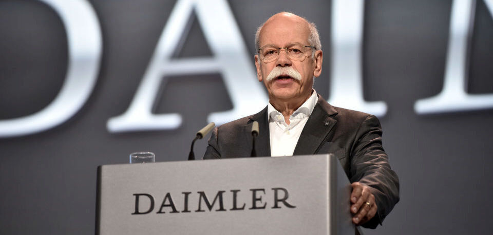 Daimler-Boss Dieter Zetsche sagte nach dem Treffen mit Bundesverkehrsminister Andreas Scheuer (CSU), man werde sich „unverzüglich“ um die Software der betroffenen Fahrzeuge kümmern. Zugleich kündigte er Widerspruch an. Daimler-Boss Dieter Zetsche sagte nach dem Treffen mit Bundesverkehrsminister Andreas Scheuer (CSU), man werde sich „unverzüglich“ um die Software der betroffenen Fahrzeuge kümmern. Zugleich kündigte er Widerspruch an.