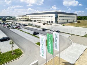 Das neue EDZ Mitte von Schaeffler hat im Mai 2018 den Betrieb aufgenommen. Schaeffler beliefert von Kitzingen aus seine Kunden in Europa Das neue EDZ Mitte von Schaeffler hat im Mai 2018 den Betrieb aufgenommen. Schaeffler beliefert von Kitzingen aus seine Kunden in Europa