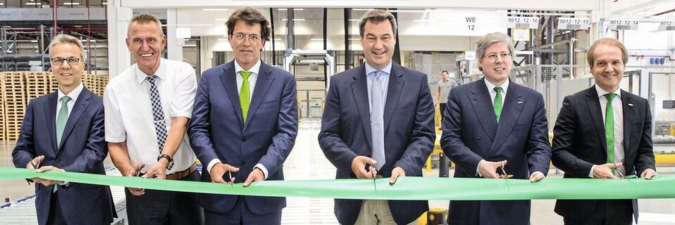 Eröffnung des neuen EDZ Mitte von Schaeffler: Dr. Stefan Spindler, Vorstand Industrie der Schaeffler AG; Siegfried Müller, Oberbürgermeister der Stadt Kitzingen; Klaus Rosenfeld, Vorsitzender des Vorstands der Schaeffler AG; Dr. Markus Söder, Bayerischer Ministerpräsident; Georg F. W. Schaeffler, Aufsichtsratsvorsitzender der Schaeffler AG; Andreas Schick, Vorstand Produktion, Logistik und Einkauf der Schaeffler AG (v.l.). Eröffnung des neuen EDZ Mitte von Schaeffler: Dr. Stefan Spindler, Vorstand Industrie der Schaeffler AG; Siegfried Müller, Oberbürgermeister der Stadt Kitzingen; Klaus Rosenfeld, Vorsitzender des Vorstands der Schaeffler AG; Dr. Markus Söder, Bayerischer Ministerpräsident; Georg F. W. Schaeffler, Aufsichtsratsvorsitzender der Schaeffler AG; Andreas Schick, Vorstand Produktion, Logistik und Einkauf der Schaeffler AG (v.l.).