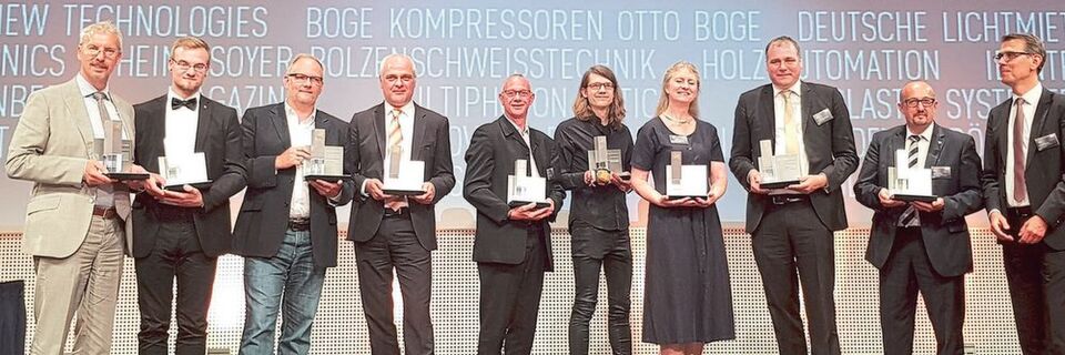 Alle Gewinner des Best of Industry Awards 2018 versammelten sich am Ende des Abends noch einmal gemeinsam auf der Bühne. Herzlichen Glückwunsch! Alle Gewinner des Best of Industry Awards 2018 versammelten sich am Ende des Abends noch einmal gemeinsam auf der Bühne. Herzlichen Glückwunsch!