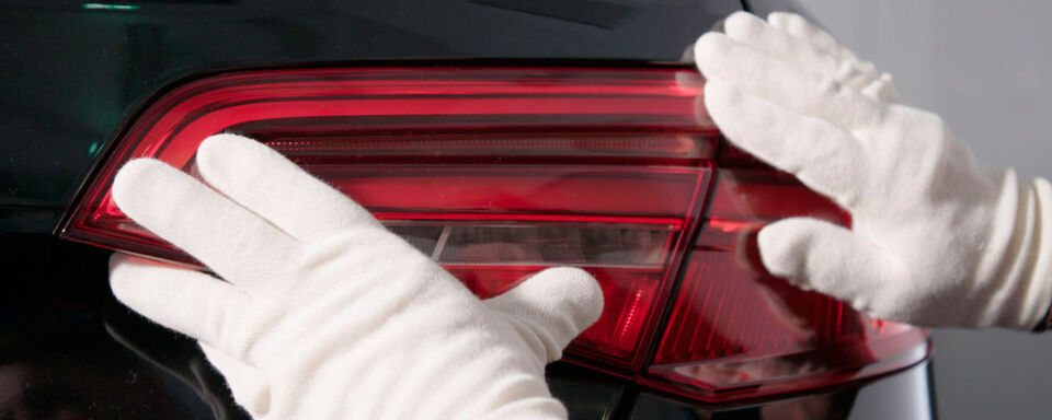Gedruckte Deckgläser für Rückleuchten: Audi nutzt in seinem 3-D-Druck-Zentrum im Vorseriencenter in Ingolstadt den weltweit einzigen Multimaterial-3-D-Vollfarbdrucker des amerikanischen Ausrüsters Stratasys. Gedruckte Deckgläser für Rückleuchten: Audi nutzt in seinem 3-D-Druck-Zentrum im Vorseriencenter in Ingolstadt den weltweit einzigen Multimaterial-3-D-Vollfarbdrucker des amerikanischen Ausrüsters Stratasys.