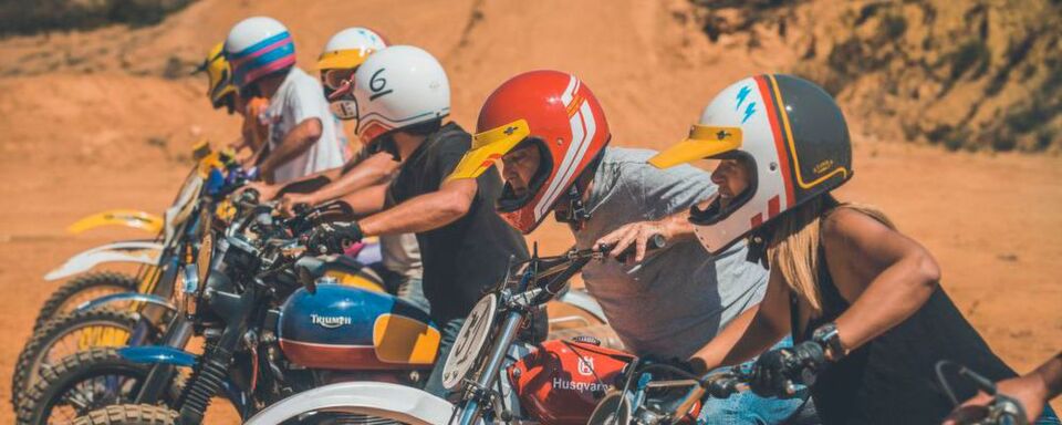 Der X.G100 Racer Helm der Firma Nexx Helmets soll eine Neuauflage der legendären Rennhelme der 1970er Jahre sein. Der X.G100 Racer Helm der Firma Nexx Helmets soll eine Neuauflage der legendären Rennhelme der 1970er Jahre sein.