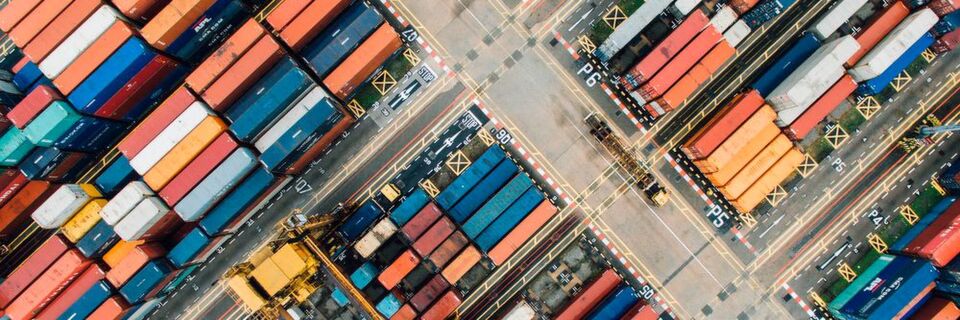 Sie legen viele Hunderttausende Kilometer zurück und befördern Waren sicher von A nach B: Aus unserer globalisierten Welt sind Container nicht wegzudenken. Sie legen viele Hunderttausende Kilometer zurück und befördern Waren sicher von A nach B: Aus unserer globalisierten Welt sind Container nicht wegzudenken.