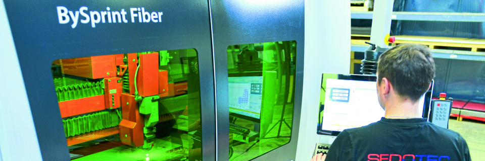 Ein Mitarbeiter arbeitet bei Sedotec an einer By Sprint Fiber 3015 von Bystronic. Ein Mitarbeiter arbeitet bei Sedotec an einer By Sprint Fiber 3015 von Bystronic.