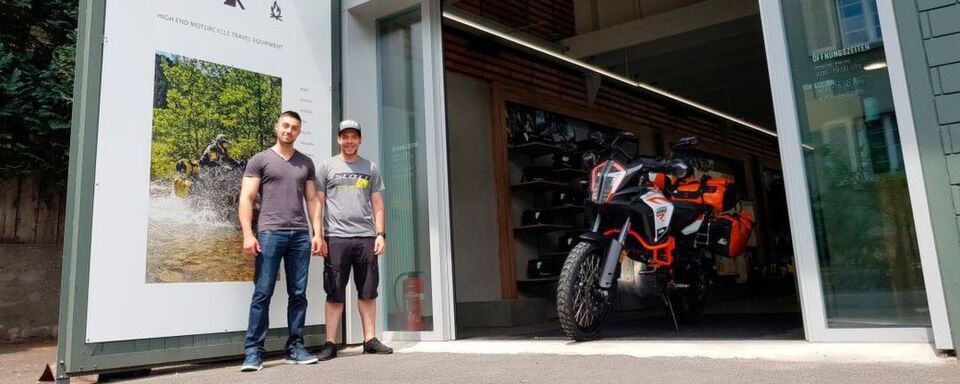 Derzeit wird das Team um Verkaufsleiter David Mezzelani und Werkstattleiter Markus Reichlin intensiv auf die Touratech Produkte geschult. Derzeit wird das Team um Verkaufsleiter David Mezzelani und Werkstattleiter Markus Reichlin intensiv auf die Touratech Produkte geschult.