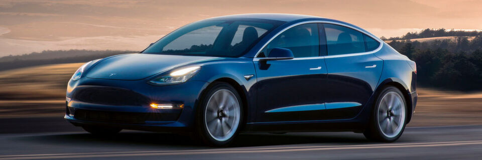 Der Automobilhersteller Tesla will etwa 3.000 Mitarbeitern kündigen. Dabei sollen Stellen in der Produktion nicht gestrichen werden, ebenso bleibt die Fertigung des Model 3 unberührt. Der Automobilhersteller Tesla will etwa 3.000 Mitarbeitern kündigen. Dabei sollen Stellen in der Produktion nicht gestrichen werden, ebenso bleibt die Fertigung des Model 3 unberührt.