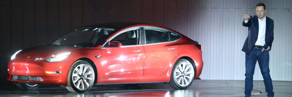 USA, Fremont, 2017: Tesla-Chef Elon Musk stellt auf dem eigenen Fabrikgelände den Wagen Model 3 vor. Damit Tesla endlich Geld verdient, feuert er jetzt etliche Mitarbeiter. USA, Fremont, 2017: Tesla-Chef Elon Musk stellt auf dem eigenen Fabrikgelände den Wagen Model 3 vor. Damit Tesla endlich Geld verdient, feuert er jetzt etliche Mitarbeiter.