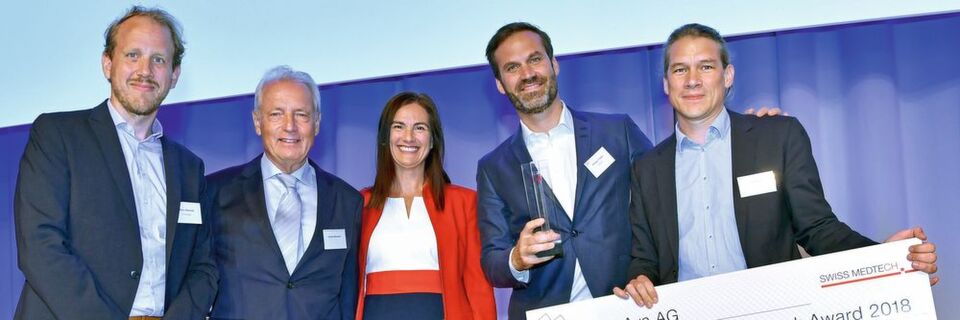 Der Jury-Vorsitzende Prof. Mirko Meboldt von der ETH Zürich, Rubino Mordasini, Past Präsident Swiss Medtech, Moderatorin Jessica Herschkowitz, Philipp Tholen, Mitbegründer und Leiter Product & Operations, Ava, sowie Peter Stein, Mitgründer und Leiter F&E Ava, bei der Verleihung des Swiss Medtech Award. Der Jury-Vorsitzende Prof. Mirko Meboldt von der ETH Zürich, Rubino Mordasini, Past Präsident Swiss Medtech, Moderatorin Jessica Herschkowitz, Philipp Tholen, Mitbegründer und Leiter Product & Operations, Ava, sowie Peter Stein, Mitgründer und Leiter F&E Ava, bei der Verleihung des Swiss Medtech Award.