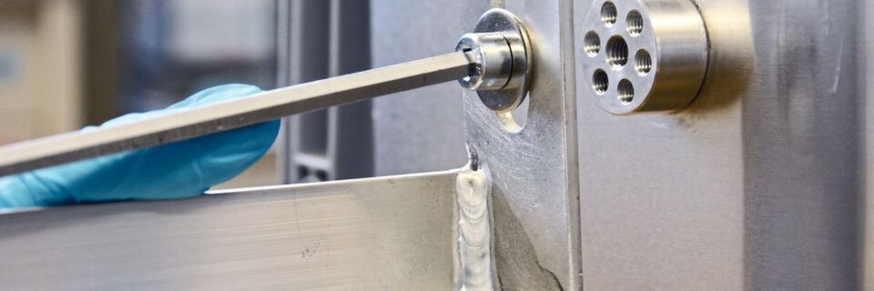A traditional welding seam – as seen in the foreground – is not produced when joining the aluminium flange and the aluminium wall as seen in the background. A traditional welding seam – as seen in the foreground – is not produced when joining the aluminium flange and the aluminium wall as seen in the background.