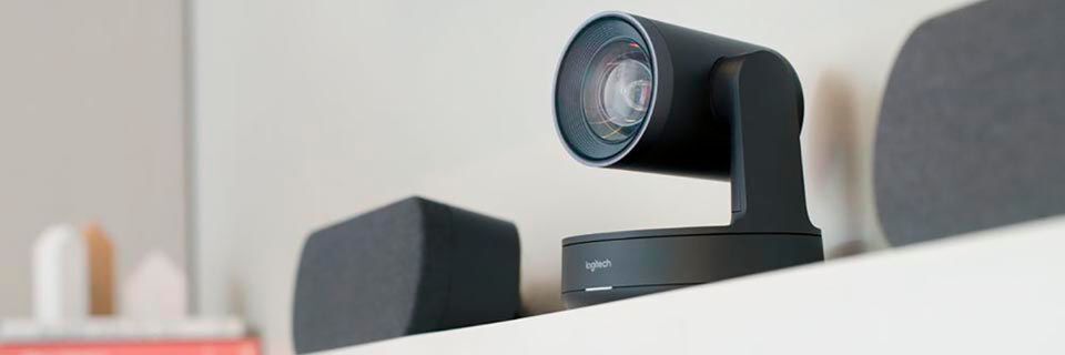 Die Logitech Rally ist eine PTZ-Kamera mit Ultra-HD-Auflösung und automatischer Steuerung. Die Logitech Rally ist eine PTZ-Kamera mit Ultra-HD-Auflösung und automatischer Steuerung.