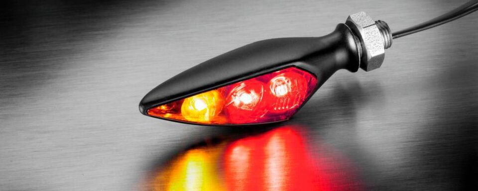 Den Rhombus S gibt es ab sofort als 3in1-Variante „Rhombus S DF Dark“ mit Blinker, Rücklicht und Bremslicht. Den Rhombus S gibt es ab sofort als 3in1-Variante „Rhombus S DF Dark“ mit Blinker, Rücklicht und Bremslicht.