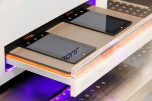 Die Vorteile des Gel-Bondings sind unter anderem eine hohe UV-Beständigkeit. Das verwendete Polyarylat-Material ist hochwertiger als das bisherige Silikon. Die Vorteile des Gel-Bondings sind unter anderem eine hohe UV-Beständigkeit. Das verwendete Polyarylat-Material ist hochwertiger als das bisherige Silikon.
