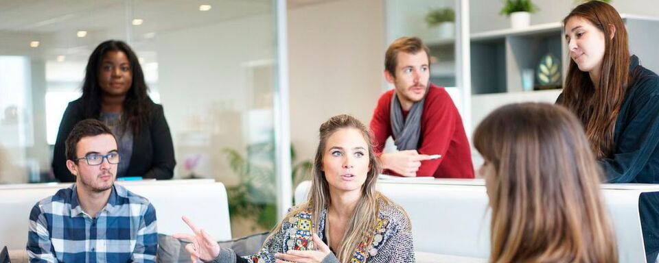Domain-driven Design sorgt dafür, dass auch in komplexen Software-Projekten keine Missverständnisse entstehen. Domain-driven Design sorgt dafür, dass auch in komplexen Software-Projekten keine Missverständnisse entstehen.