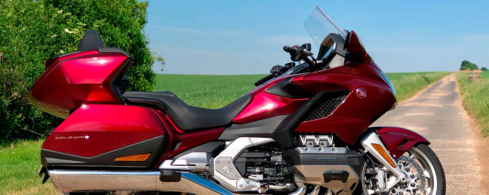 Mit gigantischen 1,70 m Radstand zwischen Vorder- und Hinterrad sowie bis zu 383 kg fahrfertigem Gewicht ist die Honda Gold Wing ein Koloss, der aber erstaunlich wendig sein kann. Mit gigantischen 1,70 m Radstand zwischen Vorder- und Hinterrad sowie bis zu 383 kg fahrfertigem Gewicht ist die Honda Gold Wing ein Koloss, der aber erstaunlich wendig sein kann.