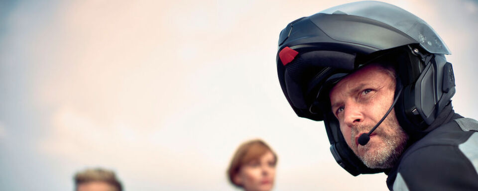 Das Kommunikationssystem von BMW Motorrad ist vollständig in den Helm integriert. Fahrer und Sozius können sich dank der drahtlosen Sprachkommunikation während der Fahrt unterhalten. Das Kommunikationssystem von BMW Motorrad ist vollständig in den Helm integriert. Fahrer und Sozius können sich dank der drahtlosen Sprachkommunikation während der Fahrt unterhalten.