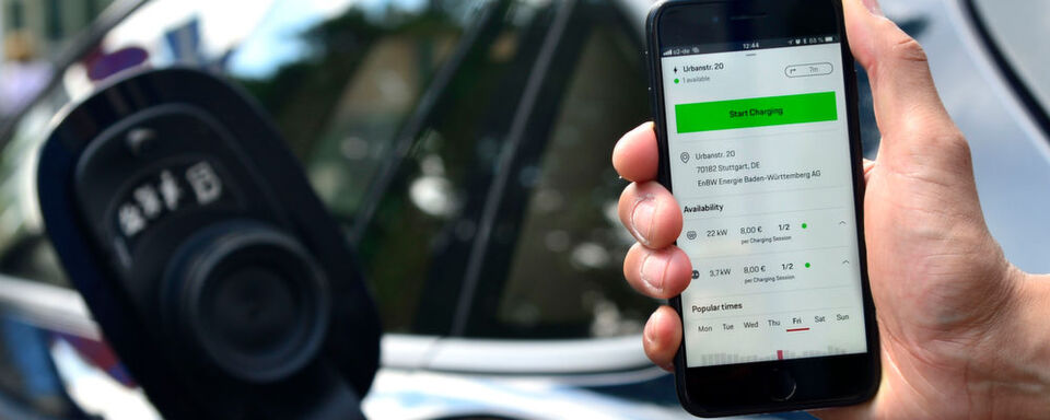 Porsche Charging Service: Eine App findet Ladesäulen und übernimmt Identifikation und Abrechnung. Porsche Charging Service: Eine App findet Ladesäulen und übernimmt Identifikation und Abrechnung.