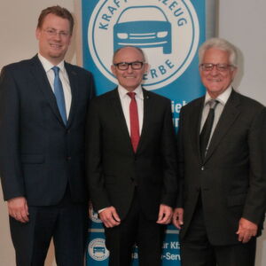 Stabwechsel beim Kfz-Gewerbe Baden-Württemberg: (v.li.) Hauptgeschäftsführer Carsten Beuß mit dem neuen Präsidenten Michael Ziegler und seinem Vorgänger Harry Brambach. Stabwechsel beim Kfz-Gewerbe Baden-Württemberg: (v.li.) Hauptgeschäftsführer Carsten Beuß mit dem neuen Präsidenten Michael Ziegler und seinem Vorgänger Harry Brambach.