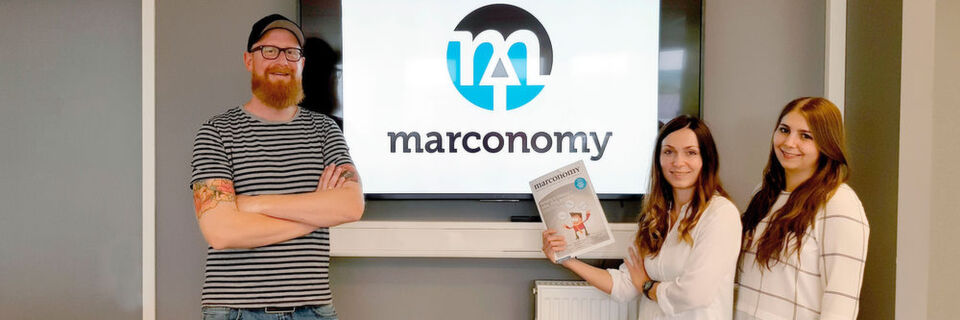 Vom Printheft zur digitalen Marke – marconomy mit neuem Logo und Design. Von links nach rechts: Markus Mager, Julia Oppelt und Georgina Bott. Vom Printheft zur digitalen Marke – marconomy mit neuem Logo und Design. Von links nach rechts: Markus Mager, Julia Oppelt und Georgina Bott.