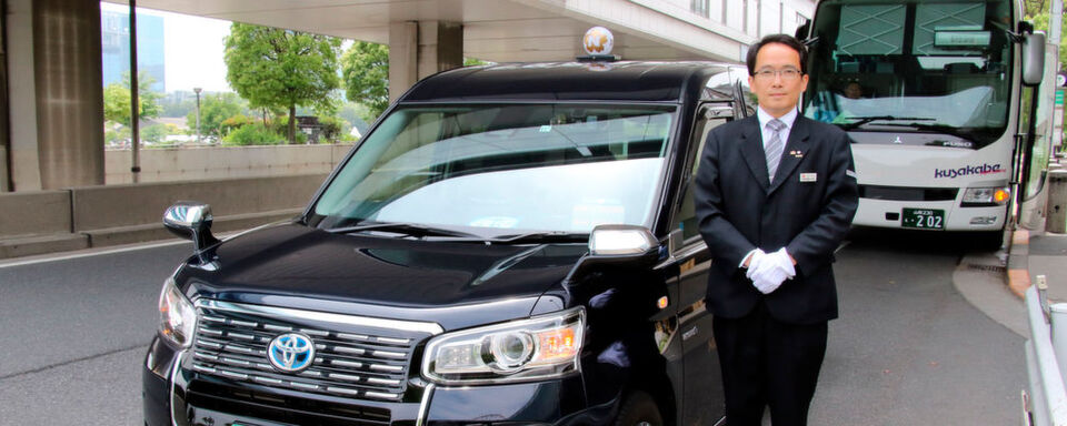 Rechtzeitig zu den olympischen Sommerspielen im Jahr 2020 soll ein neues Taxi von Toyota das Stadtbild in Tokio bestimmen. Der Taxifahrer Kenichiro Morioka war einer der ersten, die eines der neuen Modelle übernommen haben. Rechtzeitig zu den olympischen Sommerspielen im Jahr 2020 soll ein neues Taxi von Toyota das Stadtbild in Tokio bestimmen. Der Taxifahrer Kenichiro Morioka war einer der ersten, die eines der neuen Modelle übernommen haben.