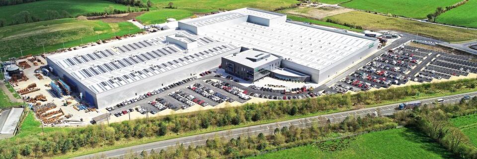 Die 46.500 m² große Fertigungsstätte von Combilift auf einem 40-Hektar- Gelände gilt als eine der größten Produktionsanlagen in der irischen Republik unter einem Dach. Die 46.500 m² große Fertigungsstätte von Combilift auf einem 40-Hektar- Gelände gilt als eine der größten Produktionsanlagen in der irischen Republik unter einem Dach.