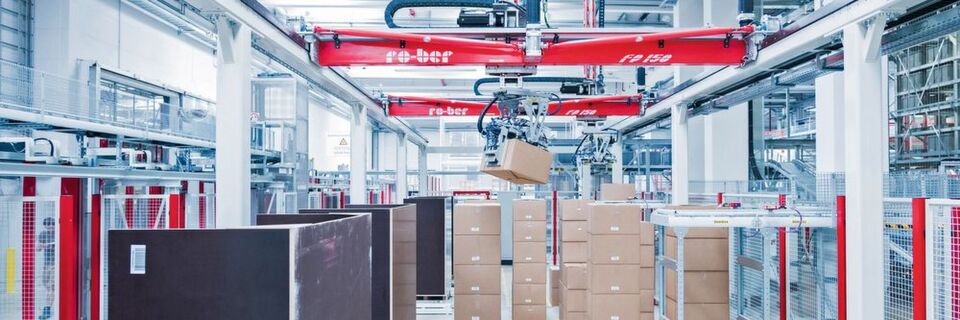 Portalroboter bei der Arbeit: Durch Automatisierung lassen sich binnen kurzer Zeit viele kleinteilige Bestellungen abwickeln. Portalroboter bei der Arbeit: Durch Automatisierung lassen sich binnen kurzer Zeit viele kleinteilige Bestellungen abwickeln.