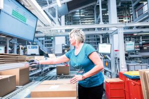 Je kleinteiliger Produktion und Distribution organisiert sind, desto komplexer werden die vor- und nachgelagerten logistischen Prozesse. Bildschirme und Lichtsignale erleichtern Mitarbeitern die Arbeit am Packplatz. Je kleinteiliger Produktion und Distribution organisiert sind, desto komplexer werden die vor- und nachgelagerten logistischen Prozesse. Bildschirme und Lichtsignale erleichtern Mitarbeitern die Arbeit am Packplatz.