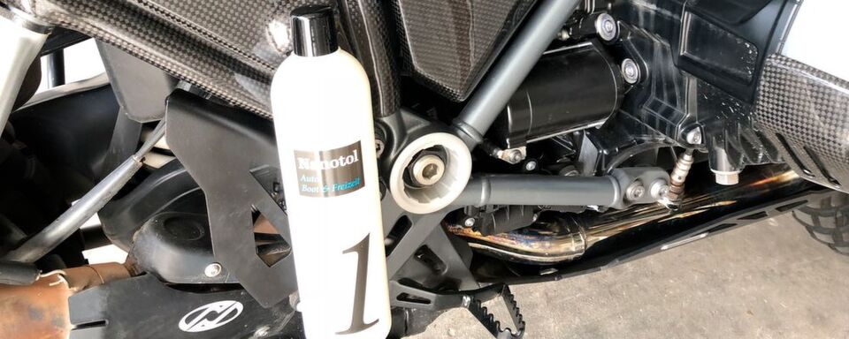 Bike-Wash auf die moderne Art: Ein mit Nanotol behandeltes Motorrad oder Auto verschmutzt weniger und lässt sich fast nur mit der Behandlung von Wasser reinigen. Ein verbesserter Lotus-Effekt macht's möglich. Bike-Wash auf die moderne Art: Ein mit Nanotol behandeltes Motorrad oder Auto verschmutzt weniger und lässt sich fast nur mit der Behandlung von Wasser reinigen. Ein verbesserter Lotus-Effekt macht's möglich.